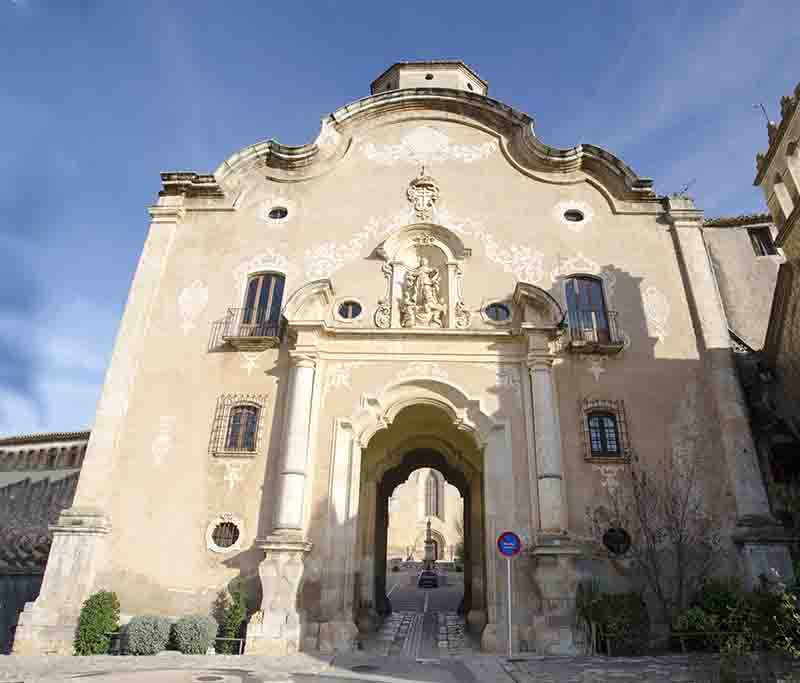 Tarragona - Reial Monestir de Santes Creus 05 - puerta de la Asunción.jpg
